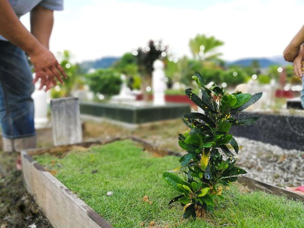 Quels sont les facteurs à prendre en compte lors du choix d'une plaque funéraire ?
