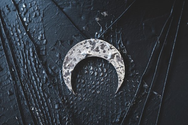 Guide des symboles viking : découvrez la signification cachée derrière nos colliers iconiques