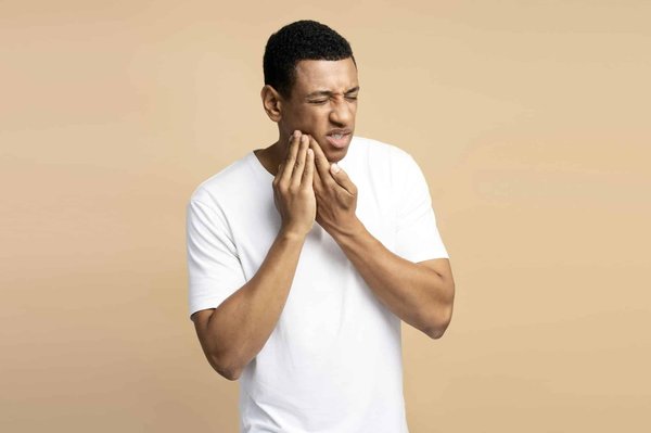 Quels sont les services de parodontie offerts à la Clinique Dentaire Maizerets ?