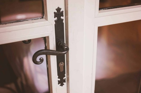 Pourquoi on ne trouve pas de poignées de portes de bonne qualité dans les magasins de bricolage traditionnels